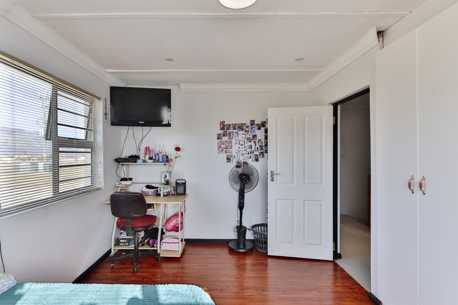 5 Bedroom Property for Sale in Gustrouw Western Cape
